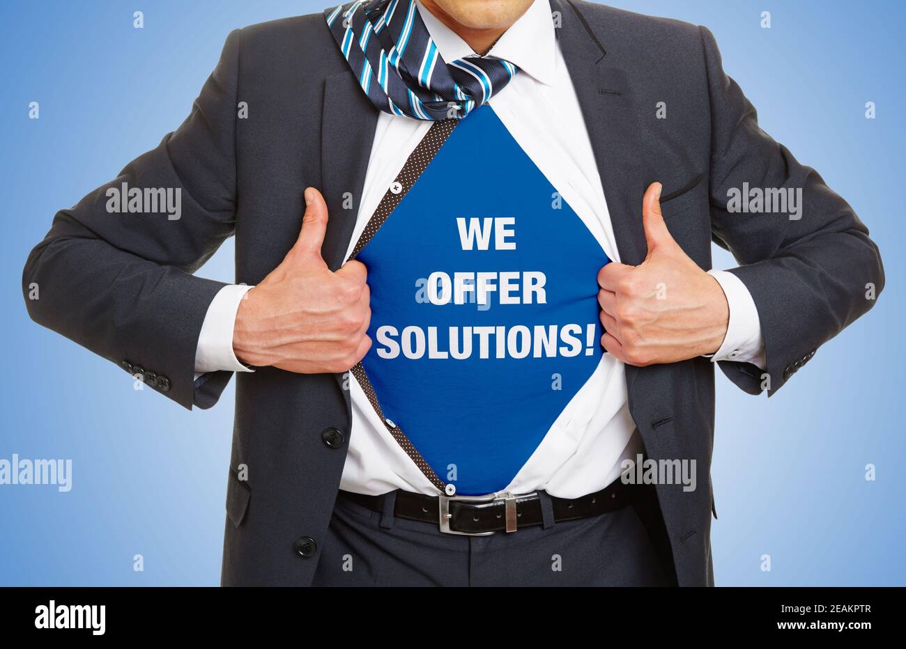 Mann im Anzug öffnet sein Hemd und trägt den Slogan Wir bieten Lösungen! Inklusive als Konzept Stockfoto