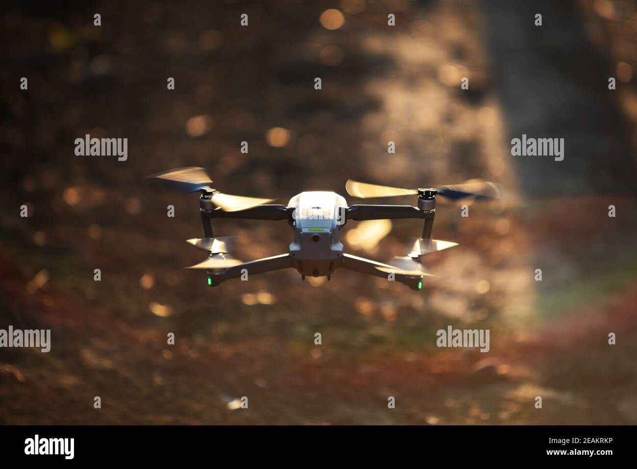 Drohne fliegen bei Sonnenaufgang Stockfoto