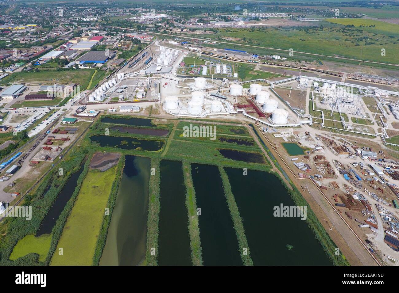 Die Kläranlage in Slavjansk-auf Kuban. Wasser für die Abwasserbehandlung in einer kleinen Stadt. Helle Schilf am Ufer des Wassers Stockfoto