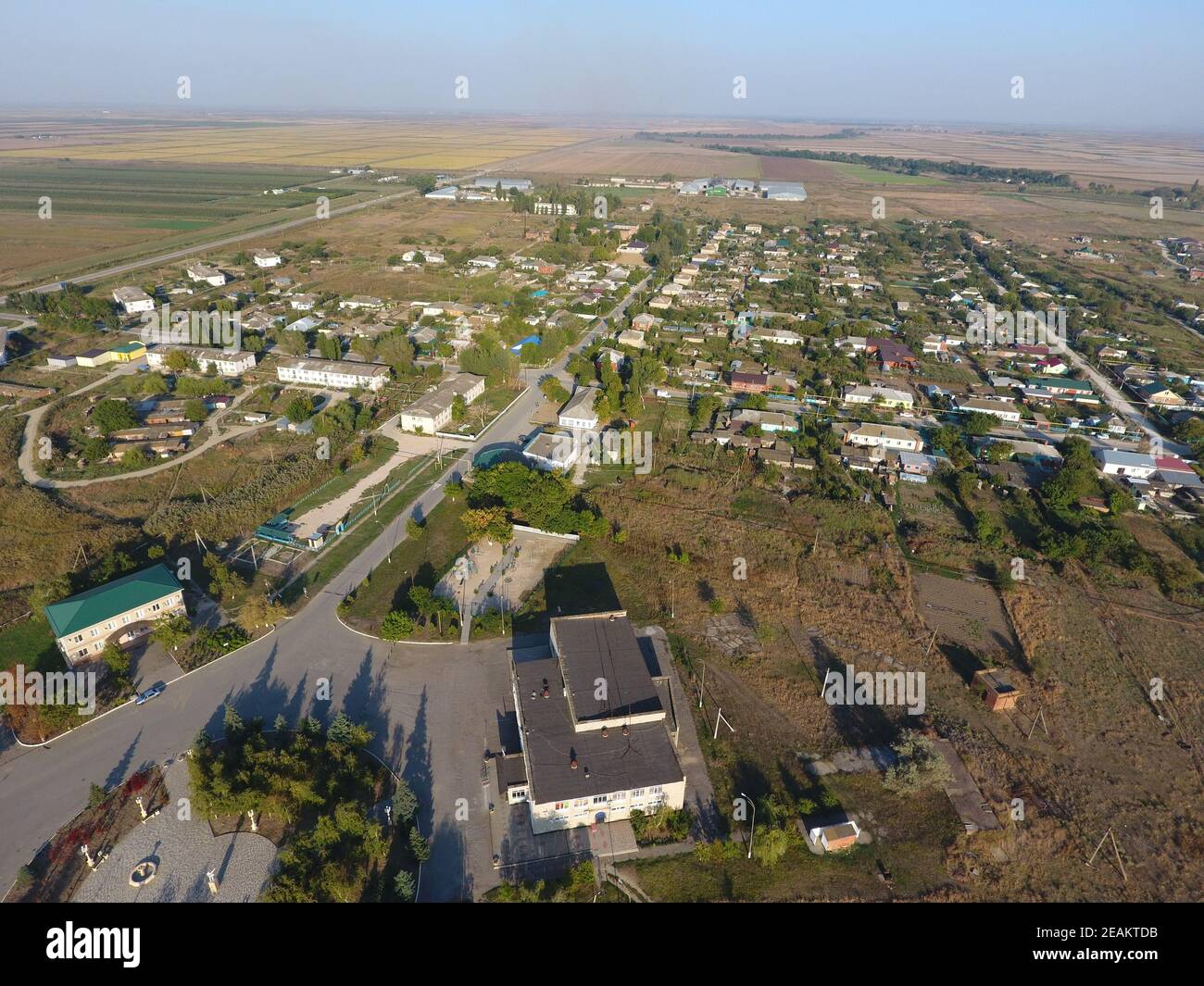 Blick von der Spitze des Dorfes. Häuser und Gärten. Landschaft, rustikale Landschaft. Luftaufnahmen Stockfoto