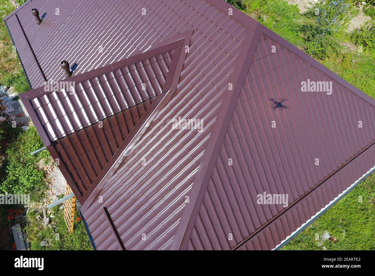 Ein Blick von Oben auf dem Dach des Hauses. Das Dach aus Wellblech. Dächer aus Metall Profil wellige Form Stockfoto