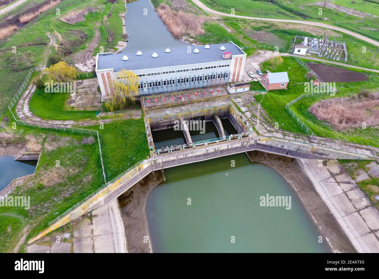 Wasser Pumpstation der Bewässerung der Reisfelder. Anzeigen Stockfoto