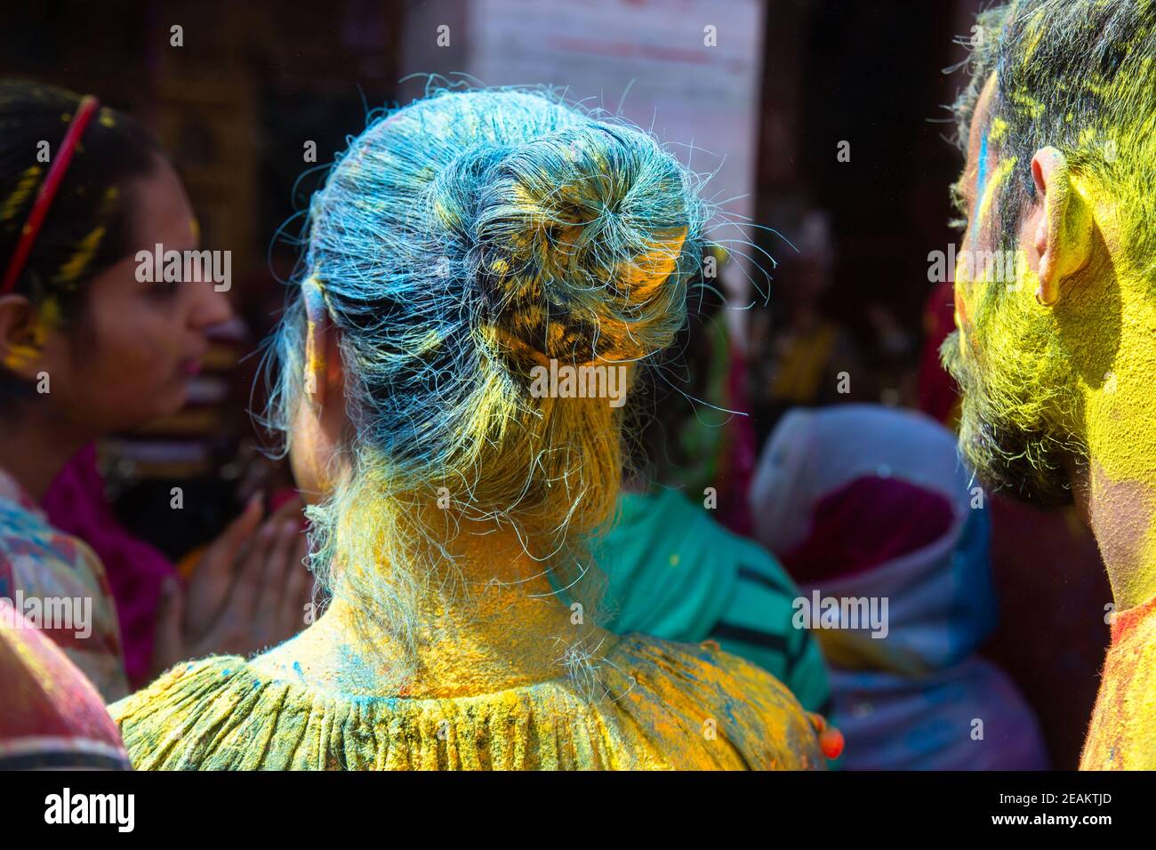 Jodhpur, rajastha, indien - 20. März 2020: Ndianische Menschen feiern holi-Festival, weibliche Haare mit farbigem Pulver bedeckt. Hintergrund Stockfoto