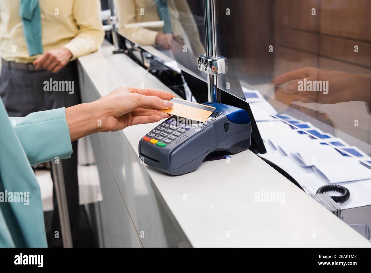 Kurzer Blick auf die Frau, die mit Kreditkarte im Hotel bezahlt Rezeption Stockfoto