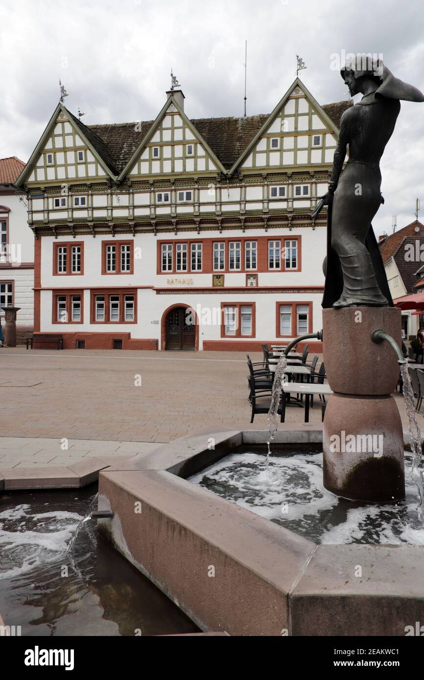 Historisches Rathaus aus dem 16th. Jahrhundert am Marktplatz, im Vordergrund der Alheyd Pustekoke Brunnen Stockfoto