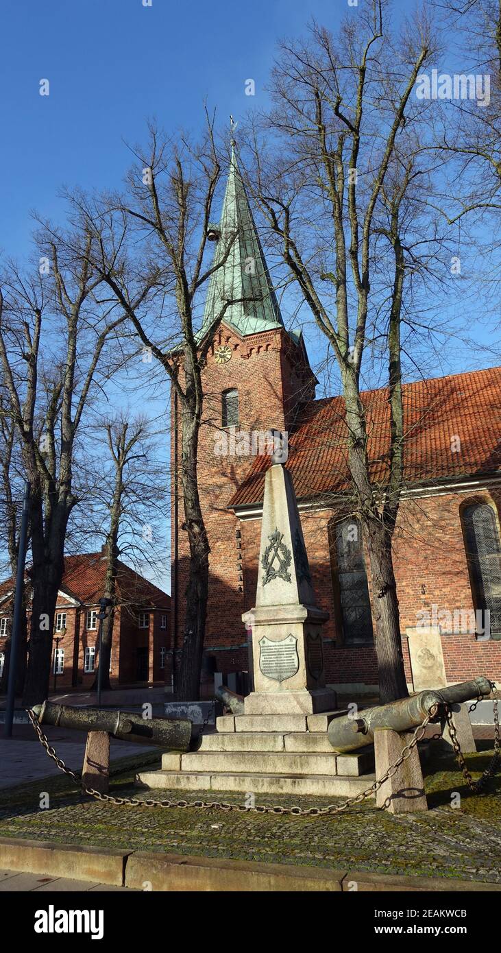 Kriegsdenkmal von 1870, dahinter die Kirche der drei Könige Bad Bevensen Stockfoto
