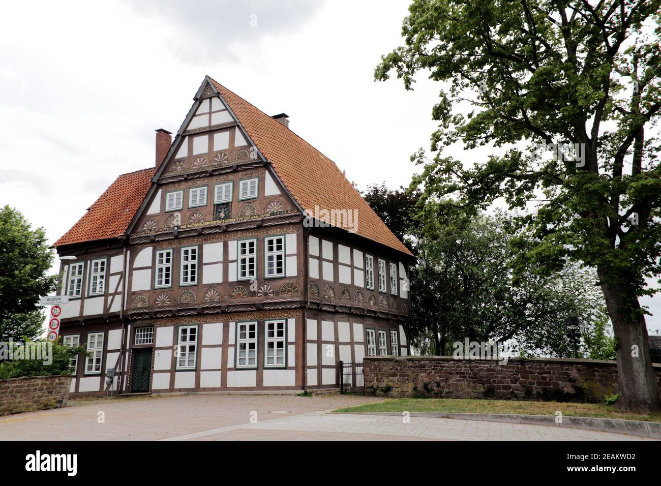 Historisches altes Bürogebäude, kunstvoll eingerichtetes Fachwerkgebäude, Blomberg Stockfoto