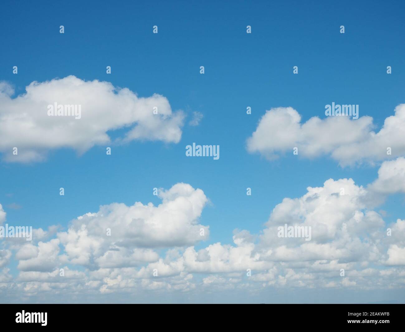 Ein Panoramablick auf den strahlend blauen Himmel am Nachmittag. Stockfoto