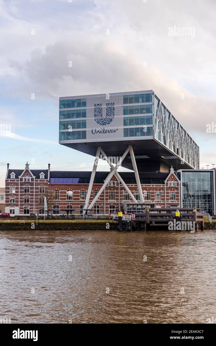 Rotterdam, Niederlande - 2021-02-04: Unilever Hochfeld Gebäude in Rotterdam an einem bewölkten Tag. Das Bürogebäude ist über der historischen Fabrik BU gebaut Stockfoto