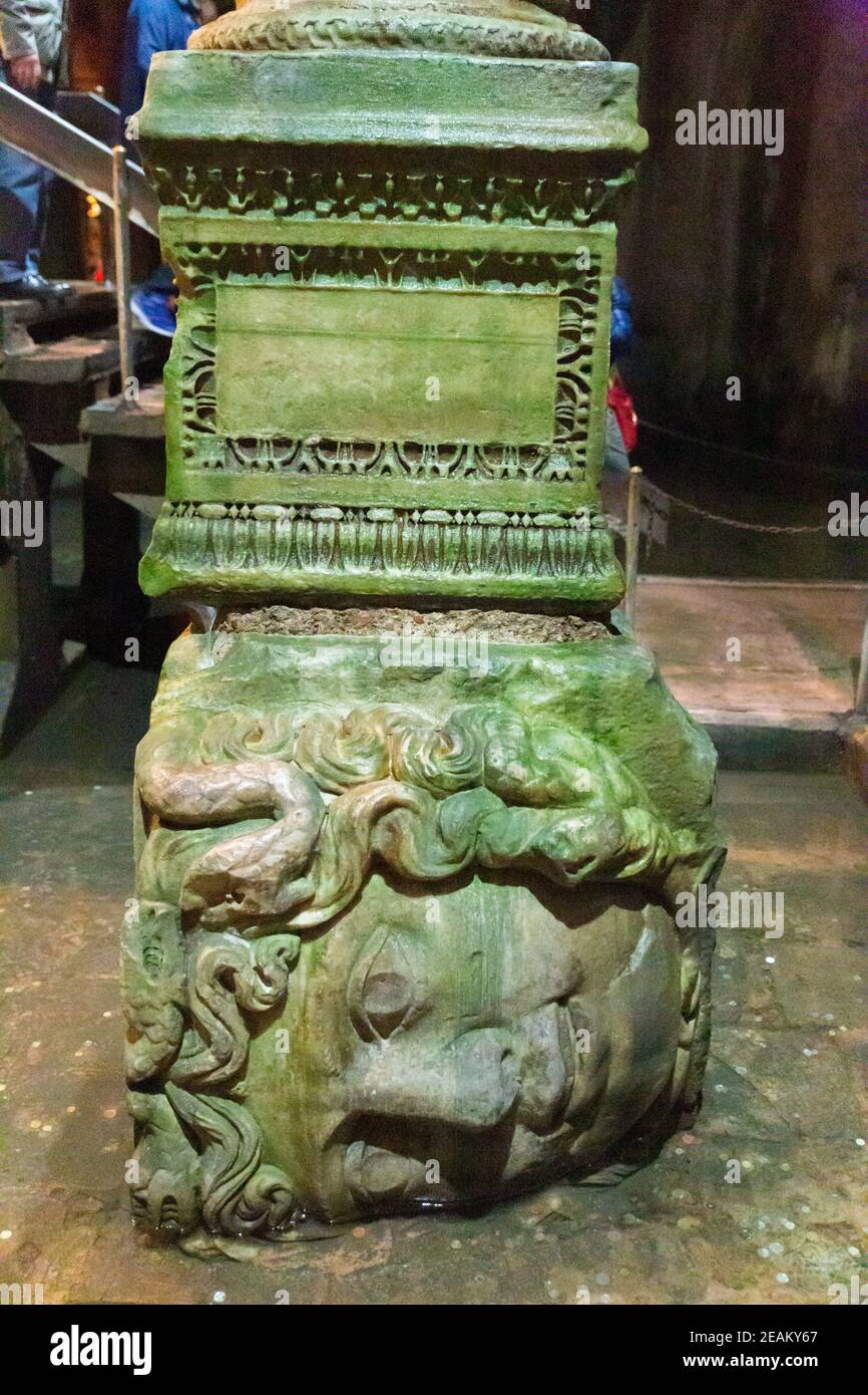 Eine Medusa-Kopfskulptur aus Marmor, die als Säulensockel in der Basilika-Zisterne (Yerebatan Sarnici) in Istanbul verwendet wird Stockfoto