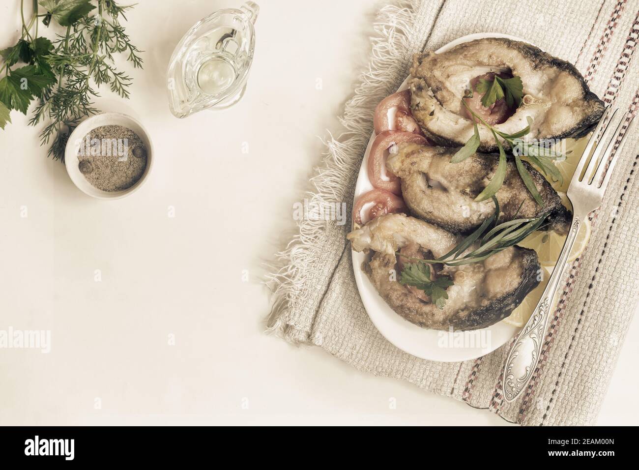 Gebratener Fischkarpfen auf dem Tisch auf einem Teller Stockfoto