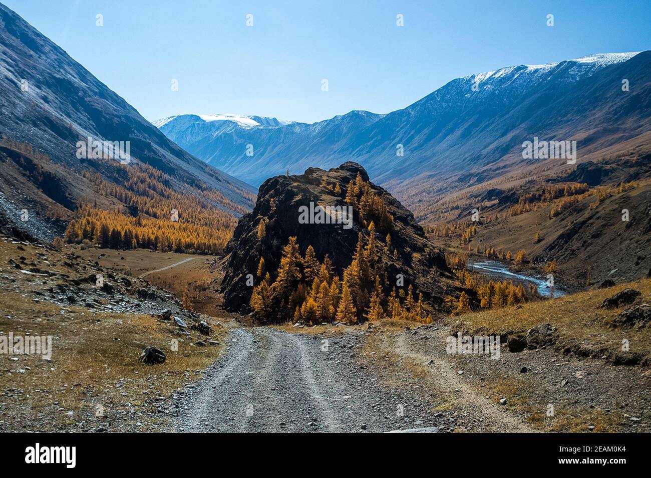 Eine unbefestigte Straße in den Bergen. Der Weg zum Felsen. Altai. Stockfoto