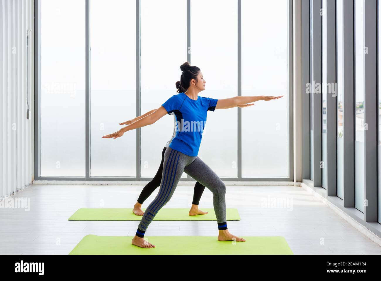 Zwei asiatische Frauen sportlich attraktive Menschen üben Yoga-Unterricht zusammen Stockfoto