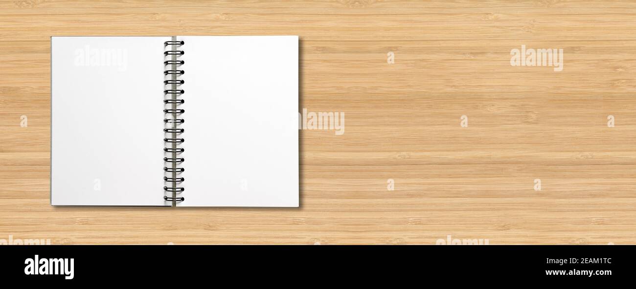 Blank offenes Spiralheft isoliert auf Holzbanner Stockfoto
