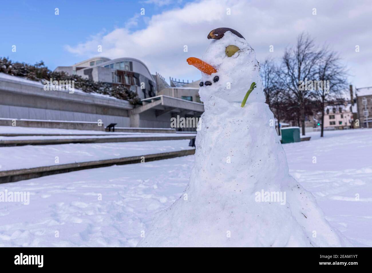 Edinburgh, Großbritannien. 10. Februar 2021 Foto: Ein Schneemann vor dem schottischen Parlament in Edinburgh. Kredit: Rich Dyson/Alamy Live Nachrichten Stockfoto