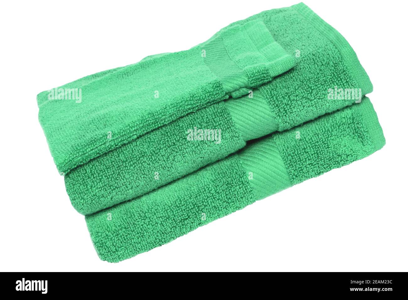 Handtücher isoliert. Nahaufnahme eines Stapels oder Haufens grüner weicher Frotteebücher, isoliert auf weißem Hintergrund. Stockfoto