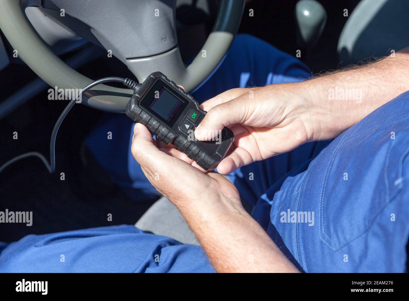 Mann mit Auto-Diagnose-Lesegerät Stockfoto
