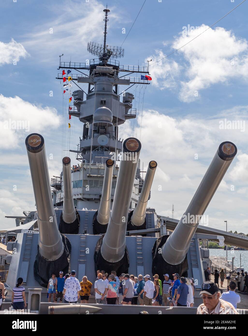 Pearl Harbor, Hawaii, USA - 24. September 2018: Touristen, die an Deck der USS Missouri neben riesigen Kanonen stehen, dockten in Pearl Harbor an. Blauer Himmel mit w Stockfoto