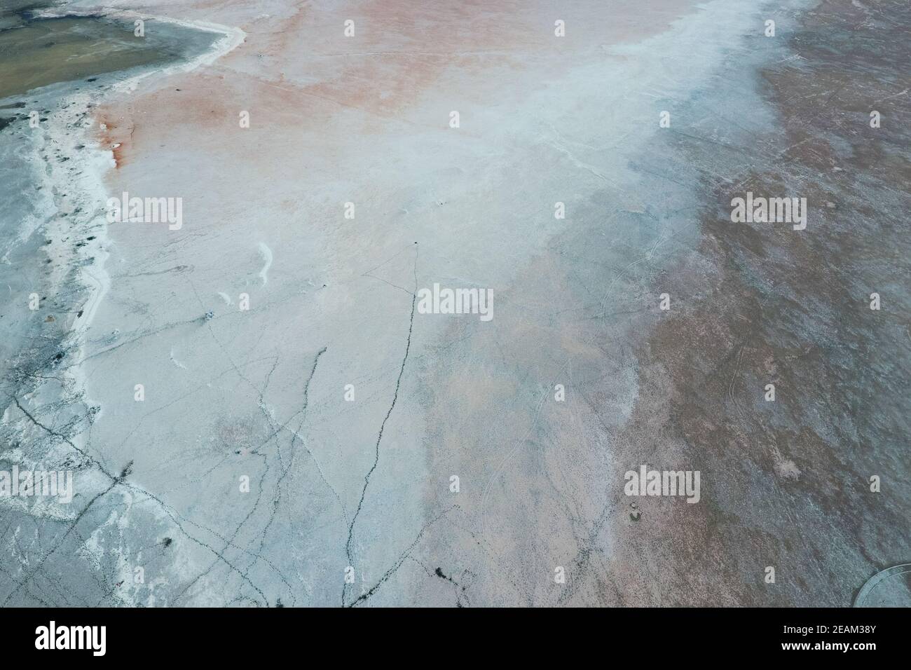 Saline Salz See im Asowschen Meer Küste. Ehemalige Mündung. Blick von oben. Trockene See. Blick auf den Salzsee aus der Vogelperspektive Stockfoto