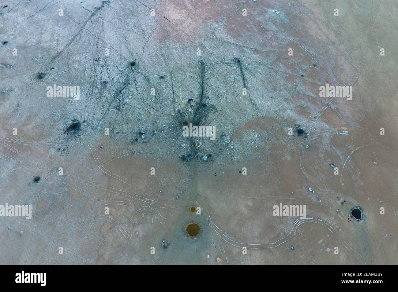 Draufsicht auf die Salzsee-Schlammquellen. Äußere Ähnlichkeit mit Kratern. Schlammheilungsquellen Stockfoto