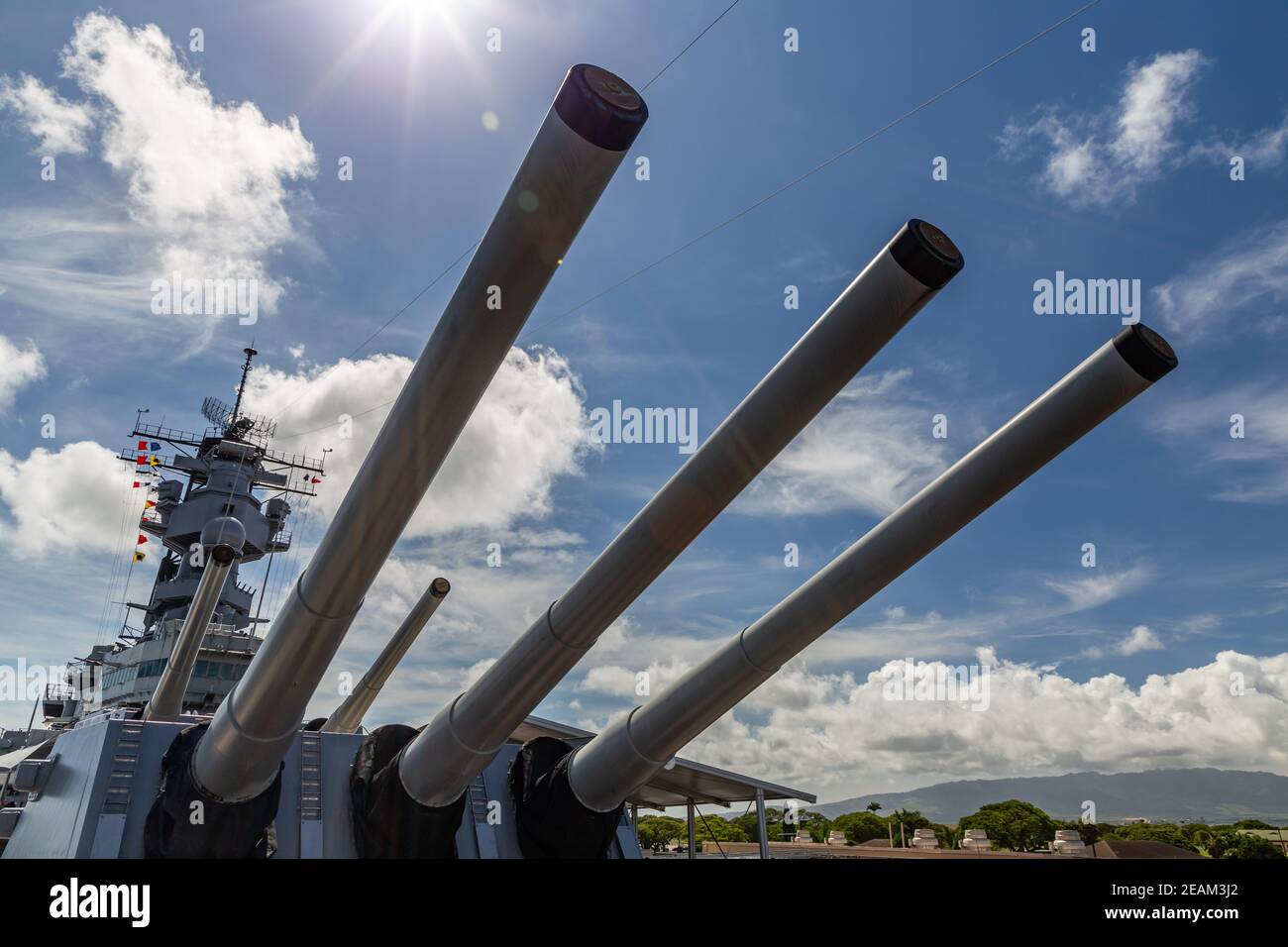 Pearl Harbor, Hawaii, USA - 24. September 2018: Riesige Kanonen der USS Missouri dockten in Pearl Harbor an. Blauer Himmel mit weißen Wolken als Hintergrund. Stockfoto