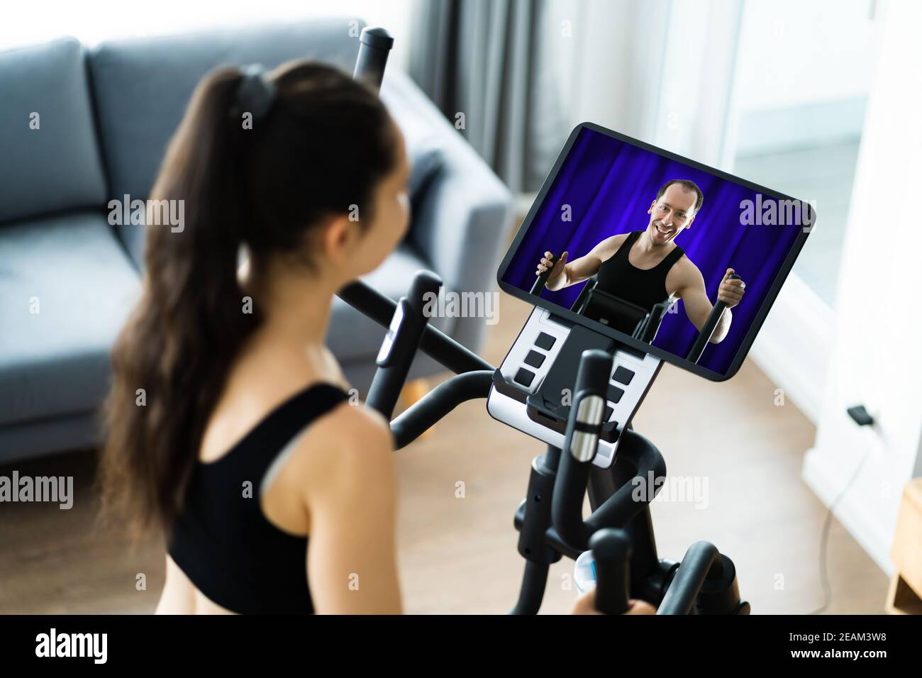 Frauen Training Auf Elliptical Trainer Online Stockfoto