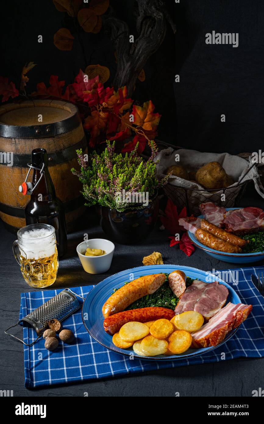 Köstlicher oldenburger Grünkohl mit Pinkelwurst Stockfoto