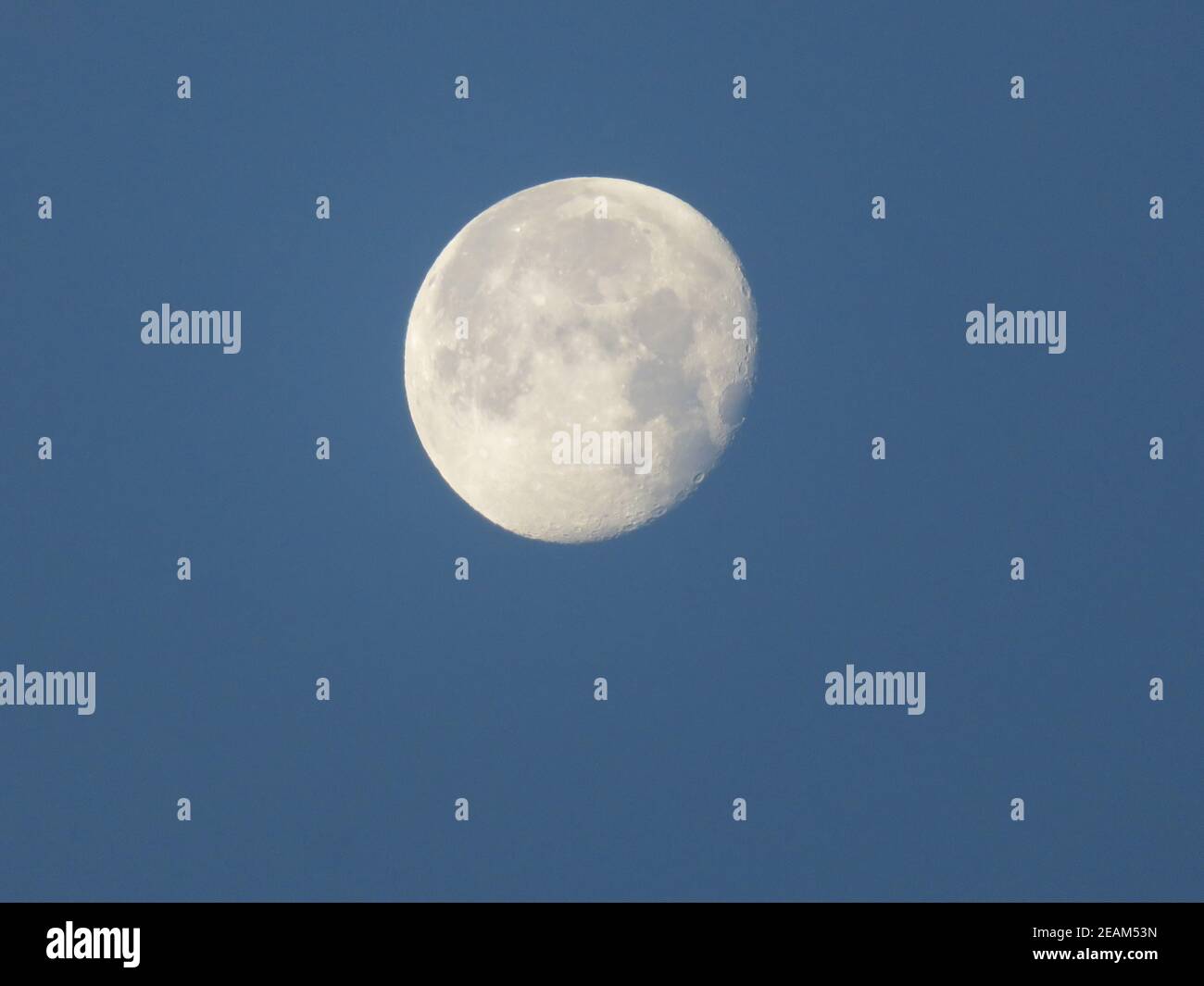 Schöne Mond voll große runde Satelliten Krater Stockfoto