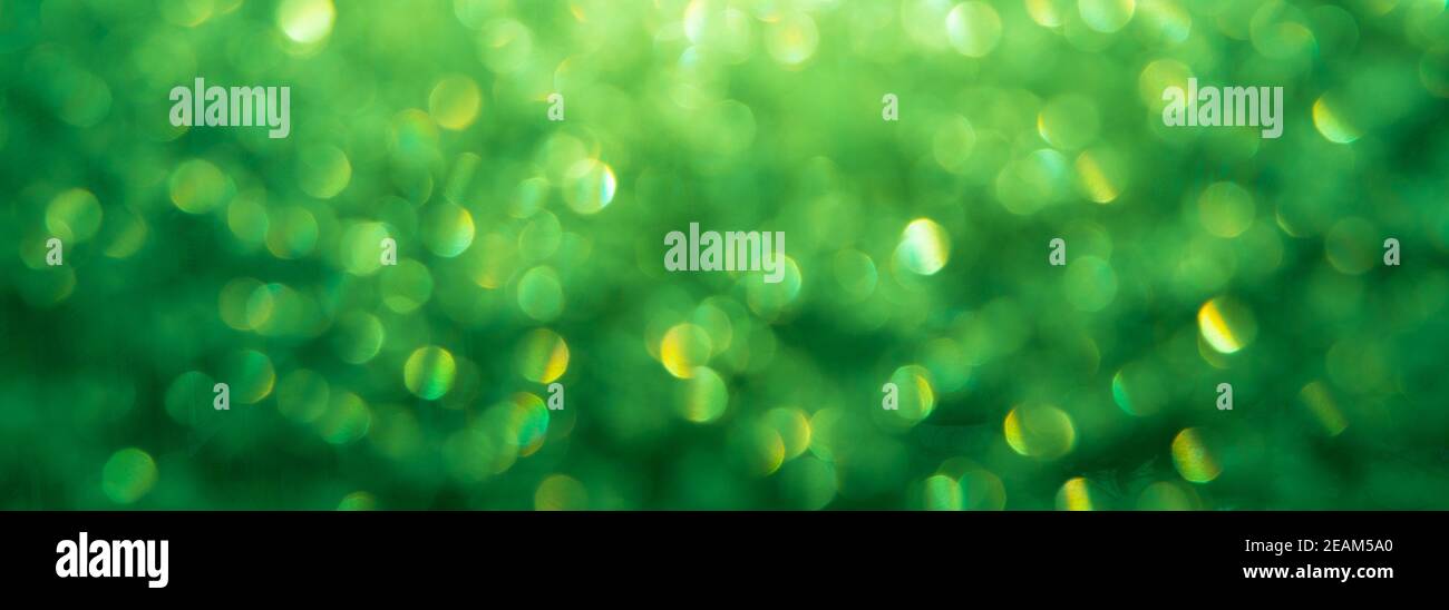 Bokeh-Effekt, die Eisstruktur auf dem Fenster hat einen grünen Farbton Stockfoto