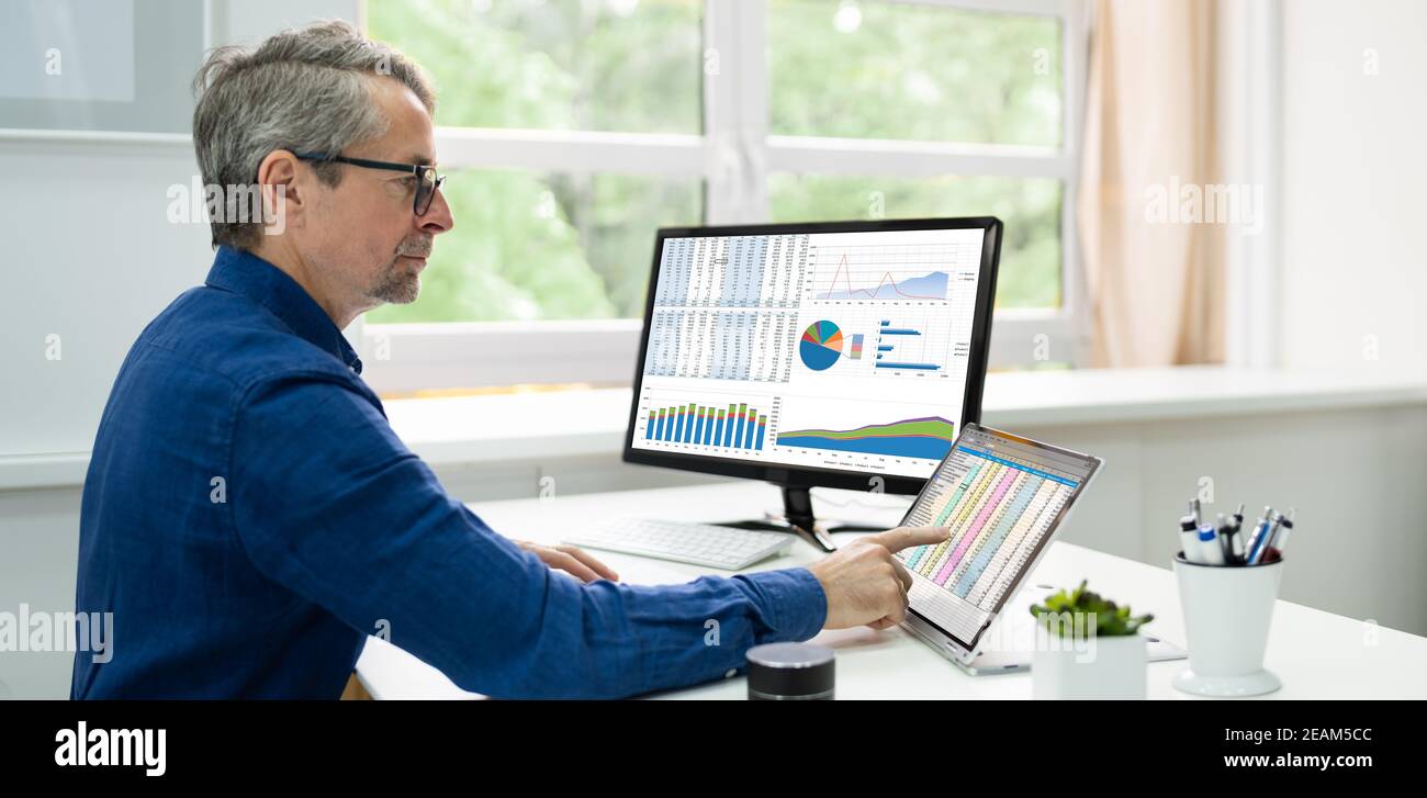 Analyst Employee Using Spreadsheet Software Stockfoto