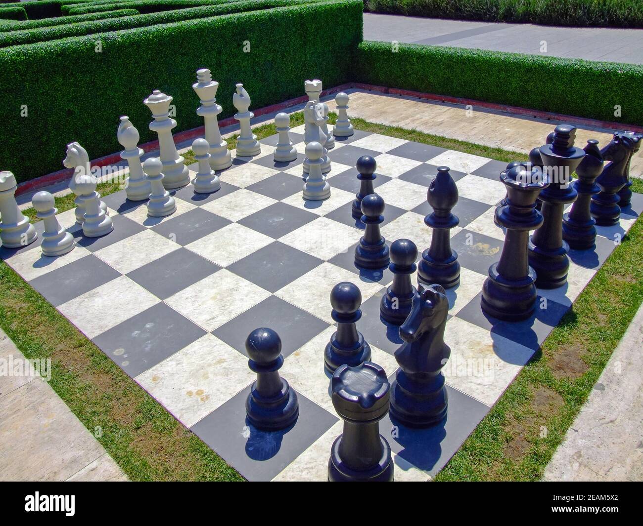 Großes Schachspiel Schachbrett im Park im Freien Stockfotografie - Alamy