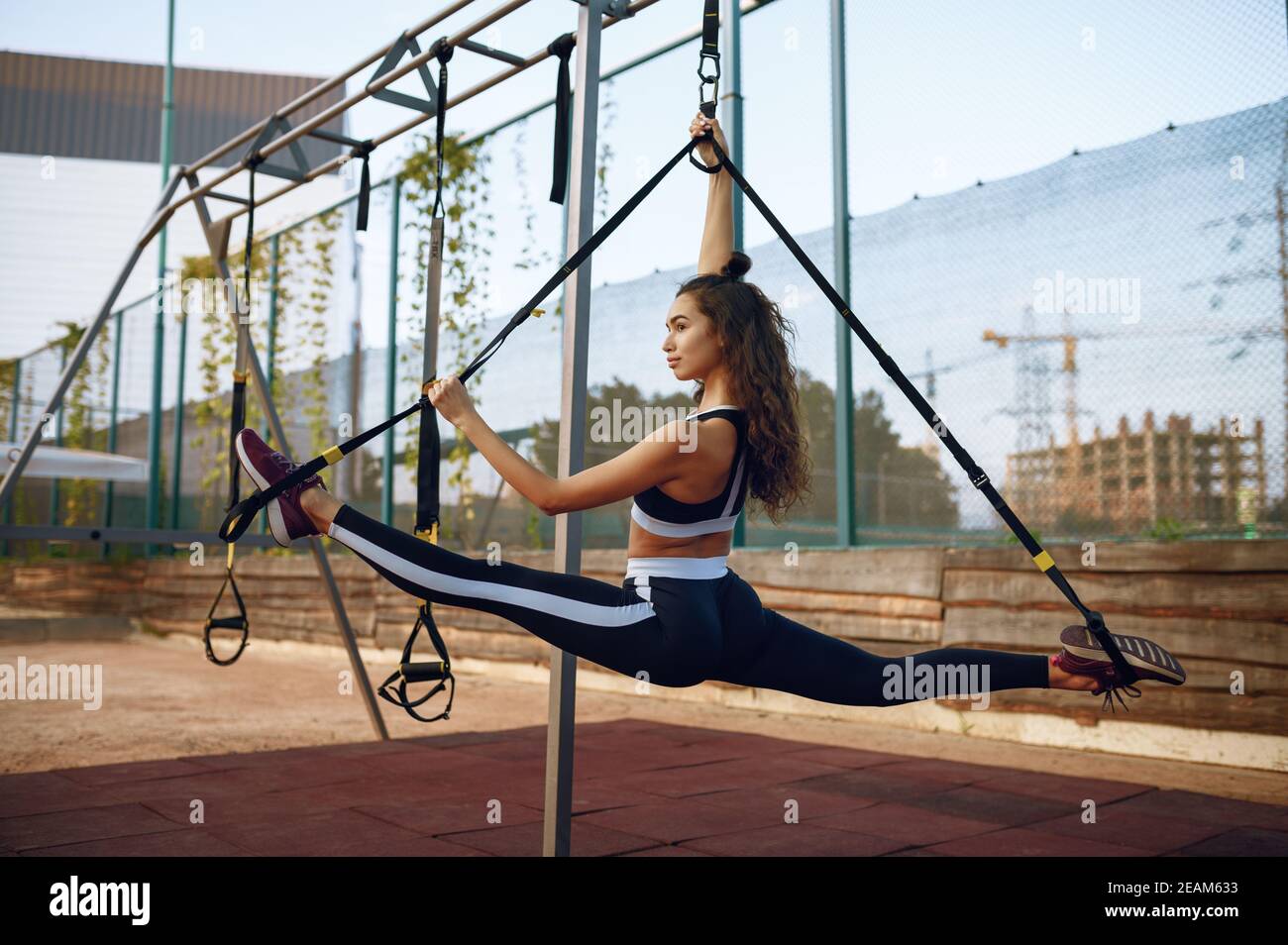 Frau mit perfekten Körper tun Stretching-Übung Stockfoto