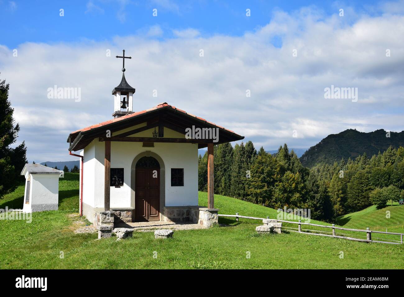 Die Chiesetta San Fermo in Colle San Fermo, Bossico, Bergamo, Lombardei, Italien. Stockfoto