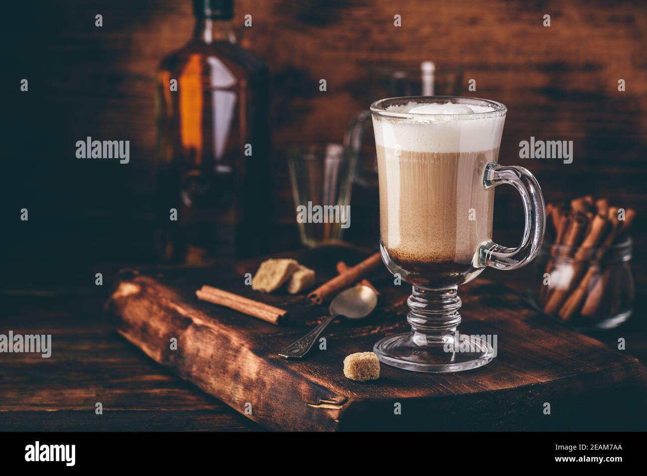 Kaffee mit irischem Whiskey und Schlagsahne im Glas Stockfoto