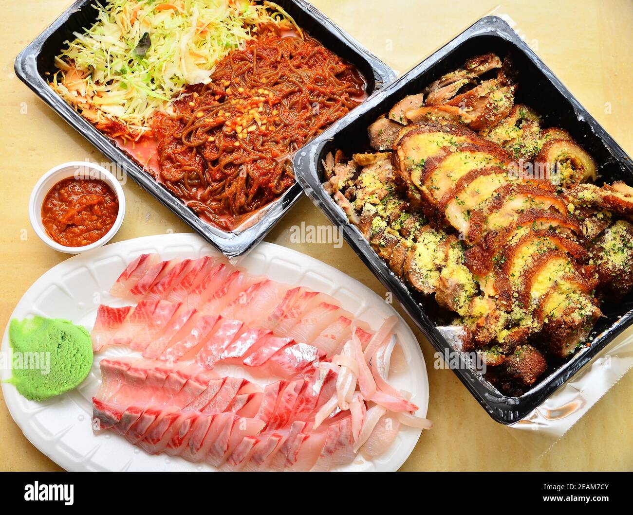 Leckere Speisen - Sushi, ein Stück frischen rohen Fischs, Traber, ein Stück Schweinefleisch - Koreaner genießen diese Lebensmittel mit Familie oder Freunden Zeit zu Zeit Stockfoto