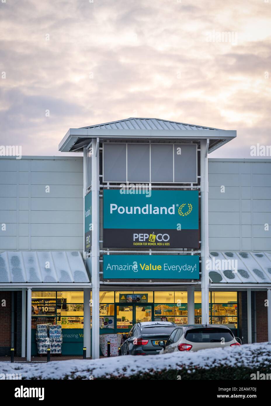 Mansfield, Nottingham UK Poundland Company Group Ltd Einzelhandelsgeschäft Vorderseite mit Logo-Schild und hell bewölkt orange Himmel bei Sonnenuntergang Stockfoto