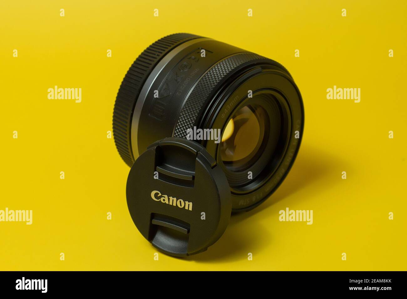 Canon RF 50mm Objektiv, Digitalkamera, auf gelbem Hintergrund, für Werbung Stockfoto