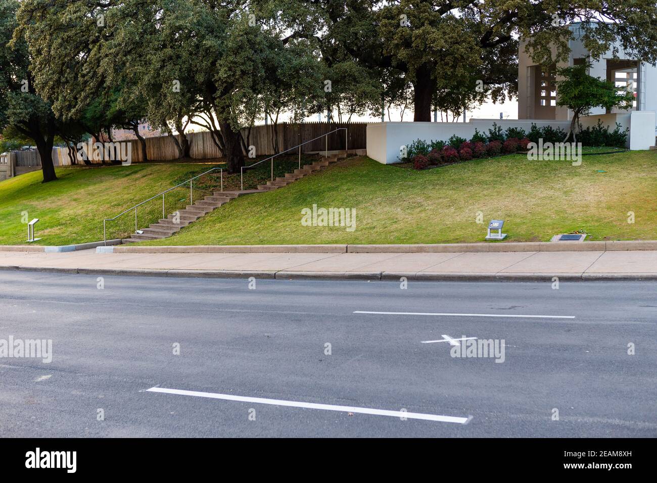 Elm Street, grasbewachsenen Hügel und Pfostenzaun am Rande des Dealey Plaza, Dallas, Texas Stockfoto