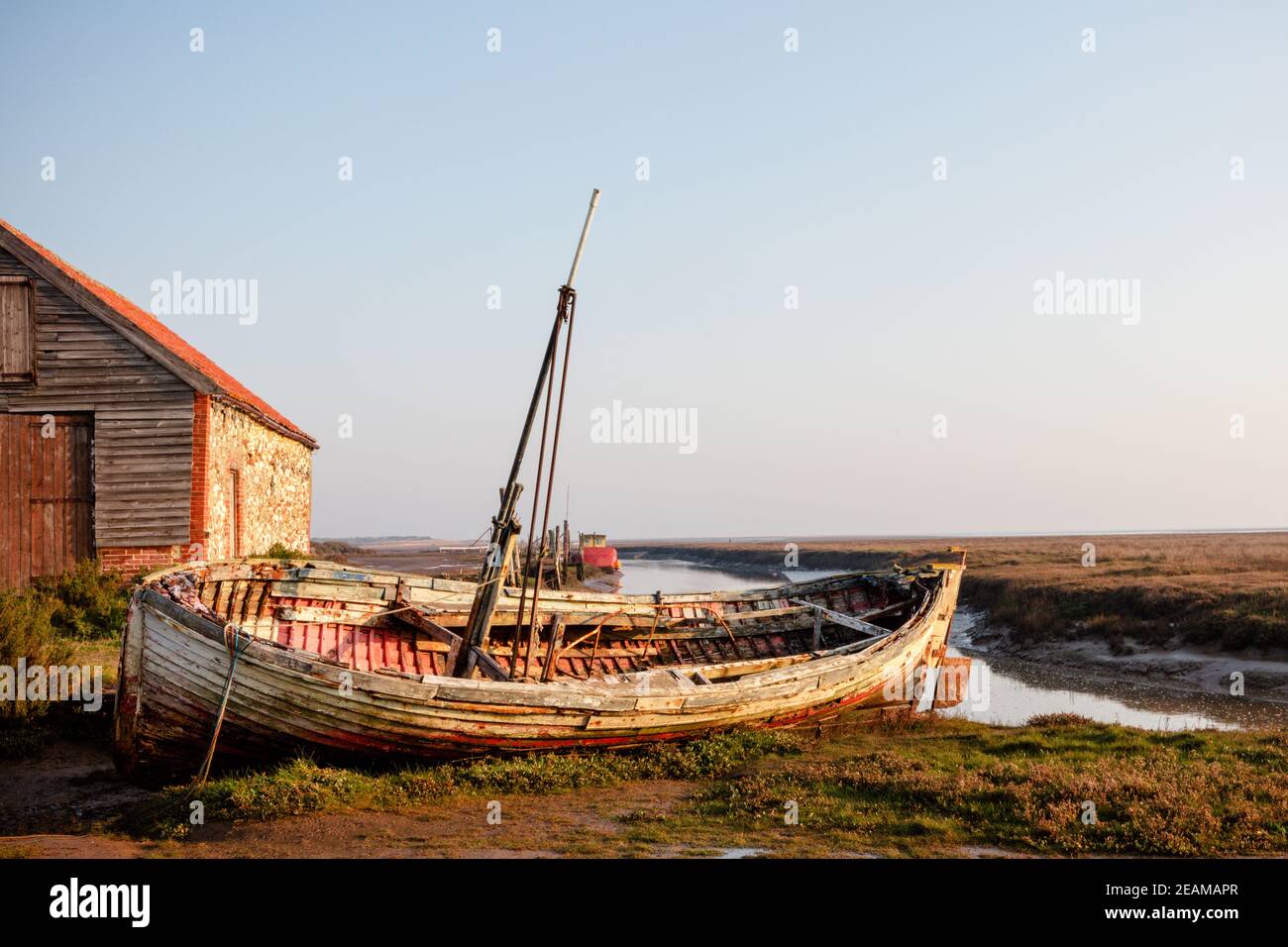 Alte Scheune und Boot in Thornham alten Hafen, Norfolk, England Stockfoto