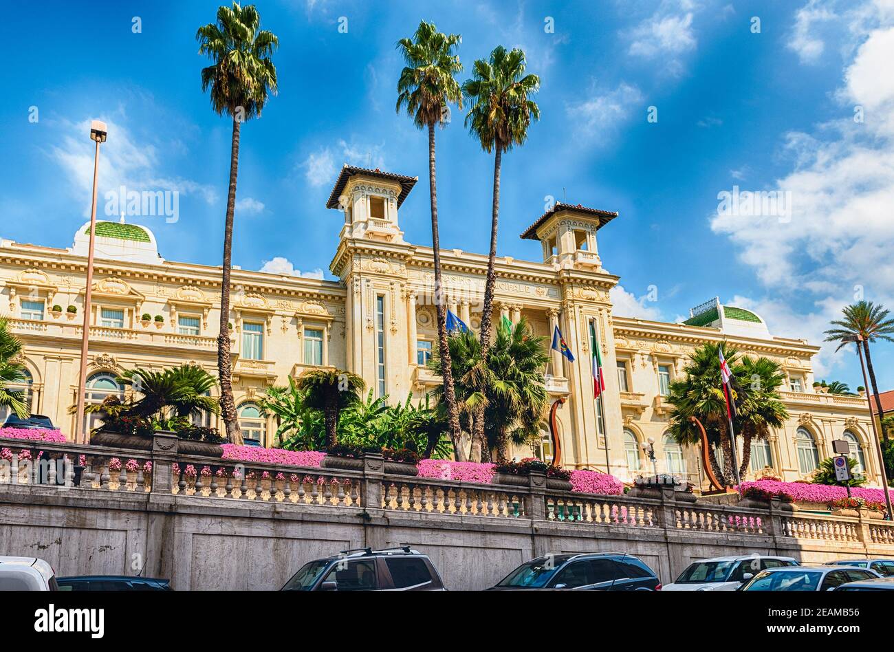 Fassade des malerischen Sanremo Casino mit Palmen und Blumen Stockfoto