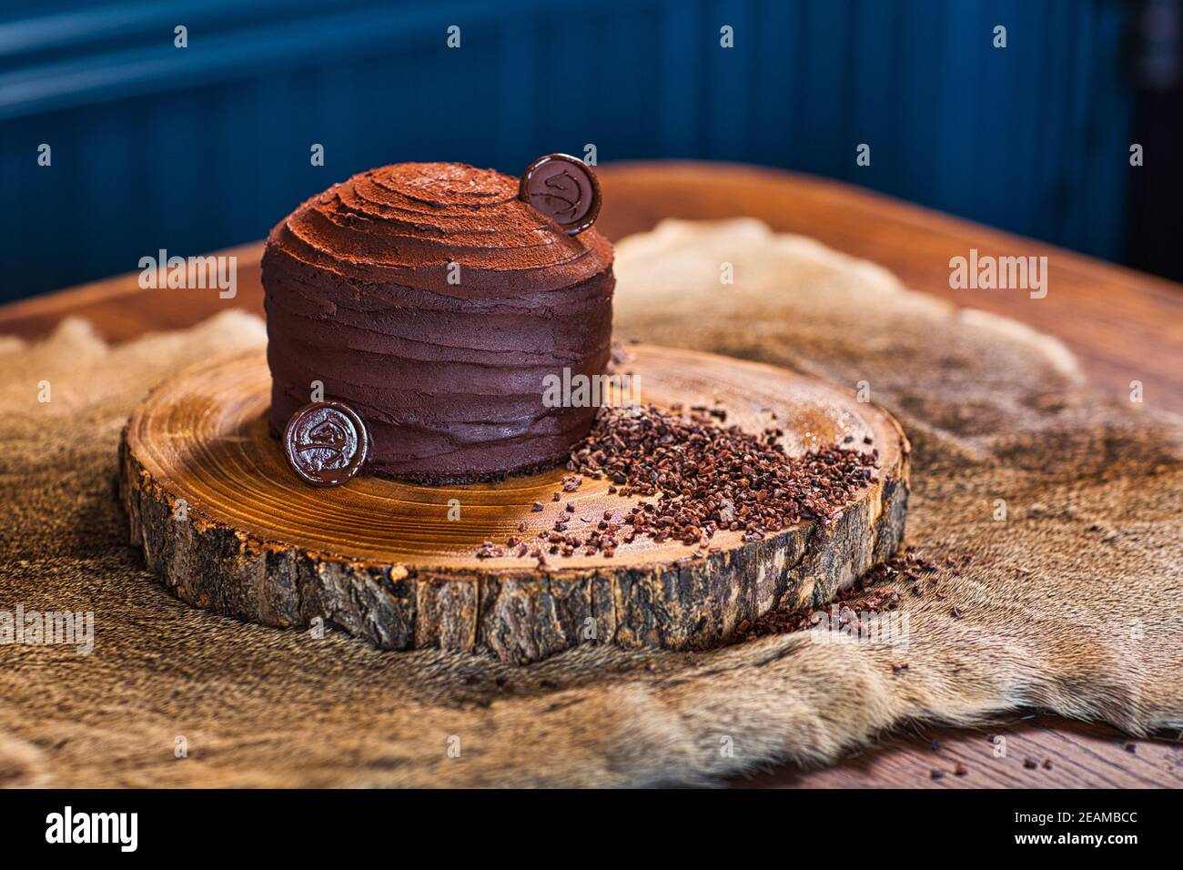 Hausgemachter Schokoladenkuchen auf Holzbrett, rustikaler Stil Stockfoto