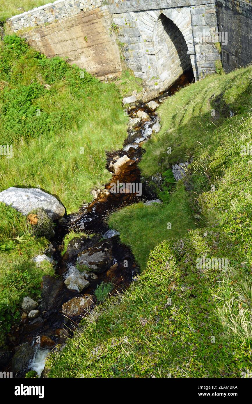 Wild Atlantic Way Brücke und Wasserfall am Keem Beach Stockfoto