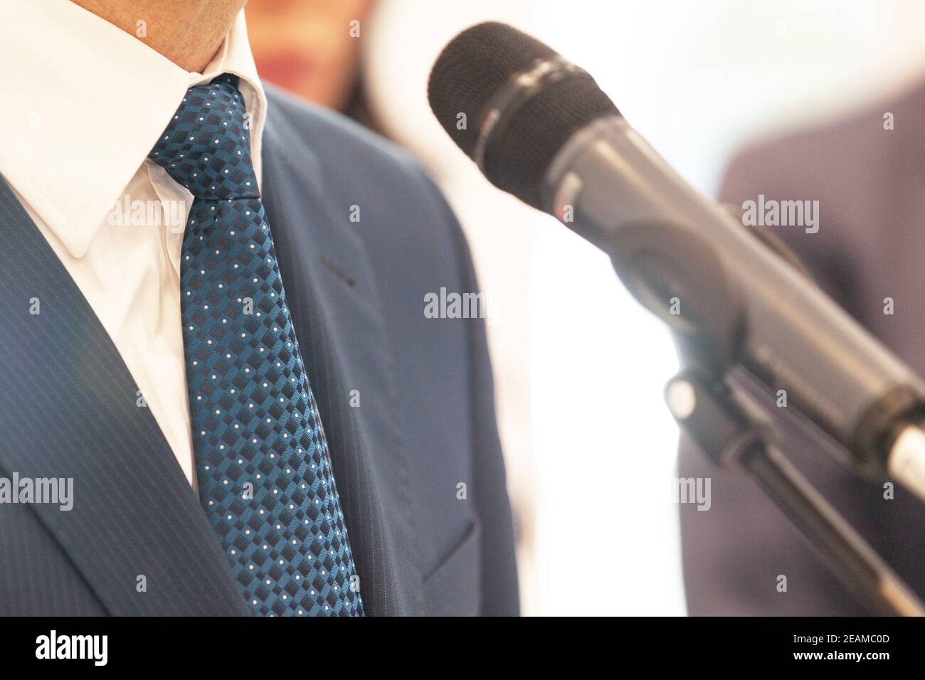 Eine Geschäftsperson oder ein Politiker hält eine Rede bei Nachrichten Konferenz Stockfoto