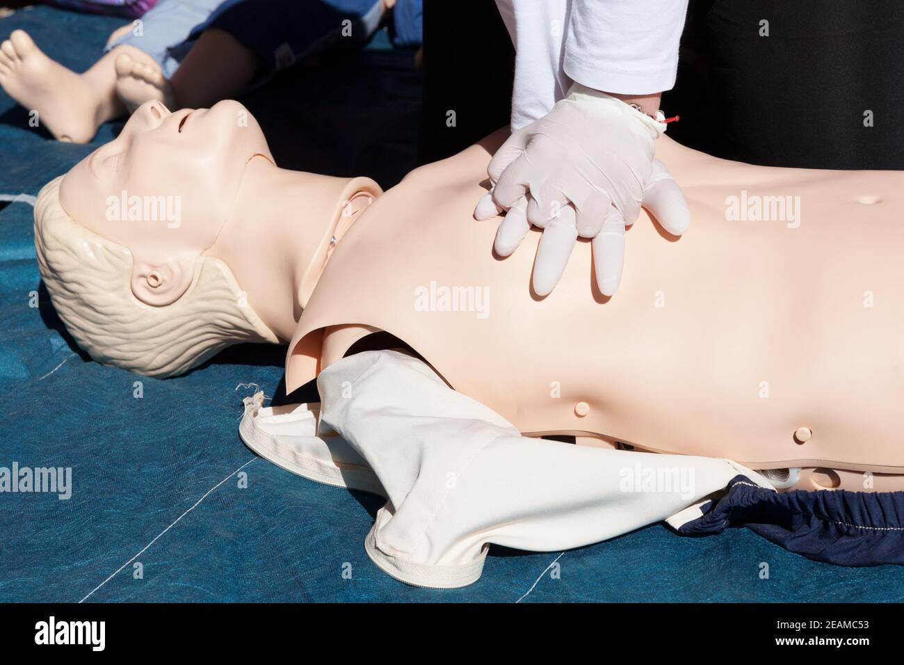 Erste Hilfe und HLW - kardiopulmonale Reanimation Training Stockfoto