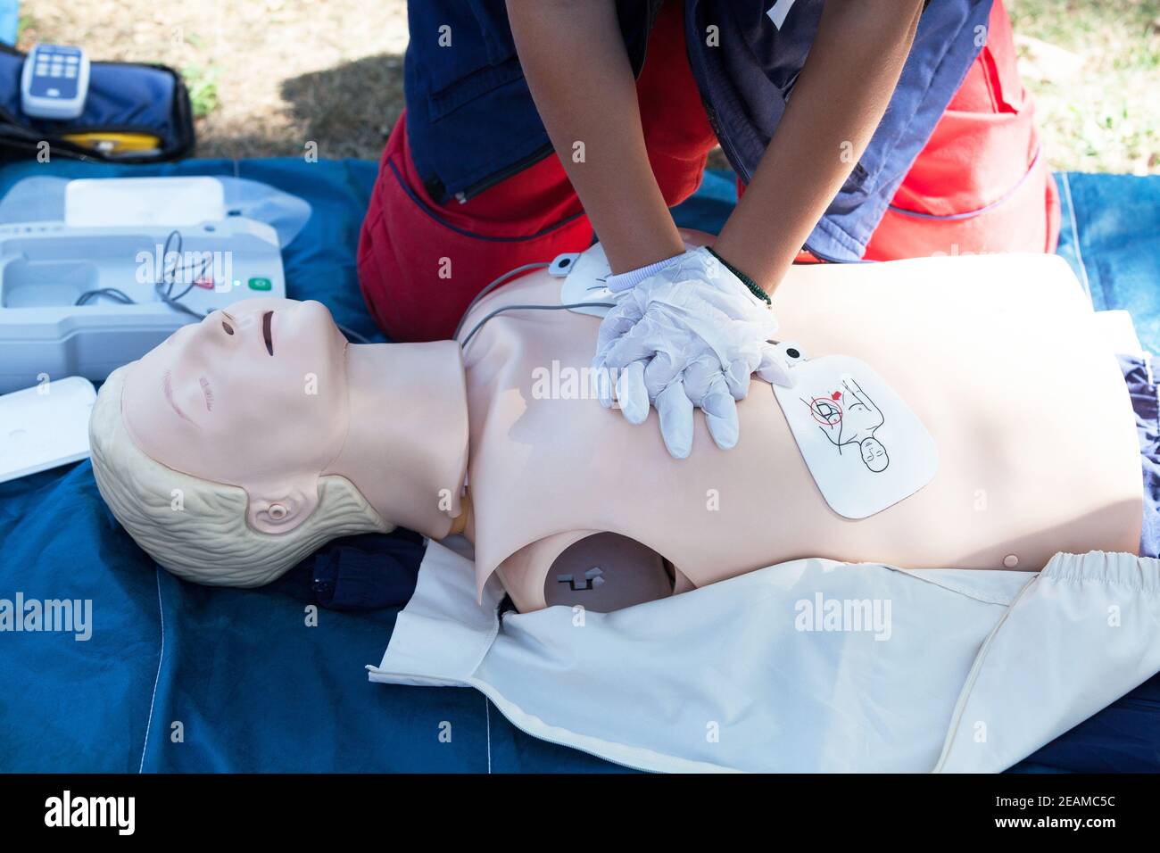 Erste-Hilfe- und HLW-Schulung mit einem automatisierten externen Defibrillator - AED Stockfoto