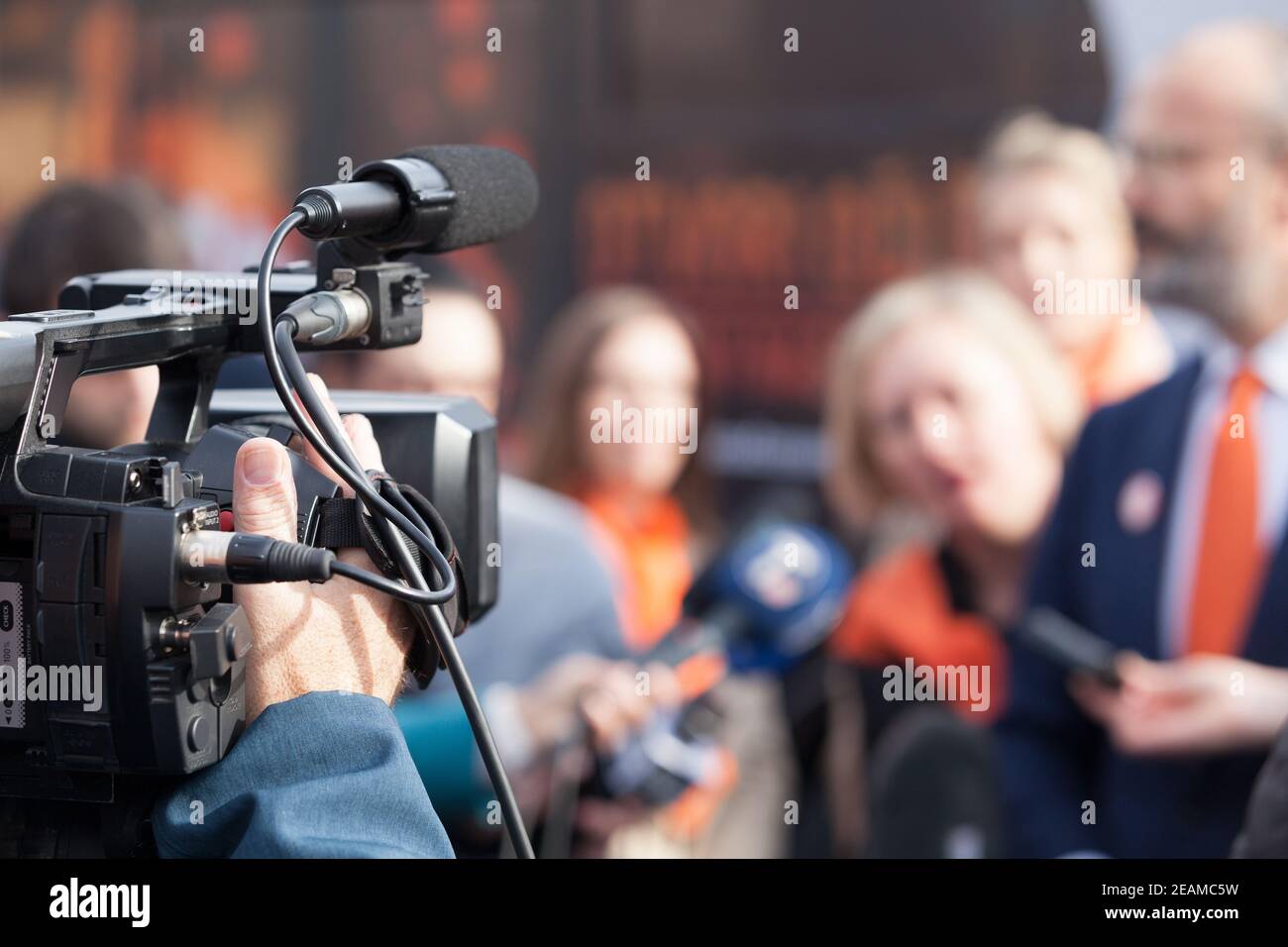 Filmen eines Medienereignisses mit einer Videokamera. Nachrichtenkonferenz. Stockfoto
