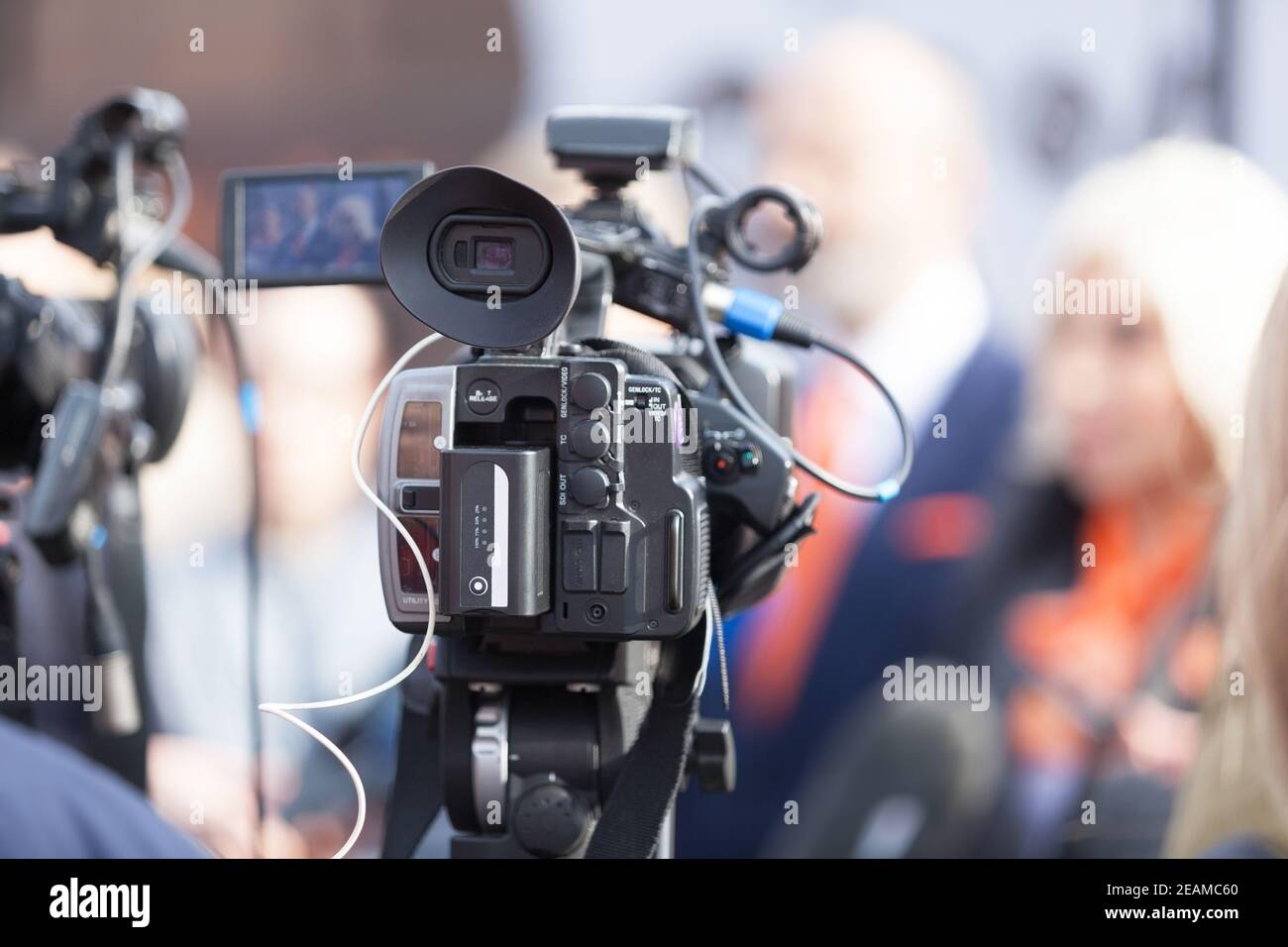 Filmen eines Medienereignisses mit einer Videokamera. Nachrichtenkonferenz. Stockfoto