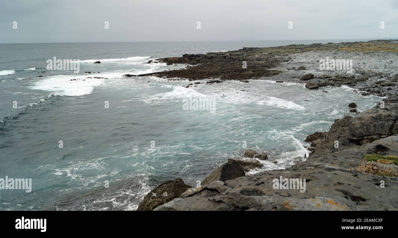 Wild Atlantic Way Wanderung zum Burren Cliffs of Moher Geopark Stockfoto