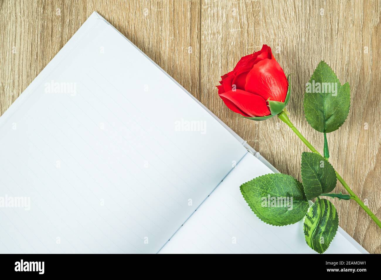 Rote Rosen und Notizbuch Tagebuch Valentine Konzept Stockfoto
