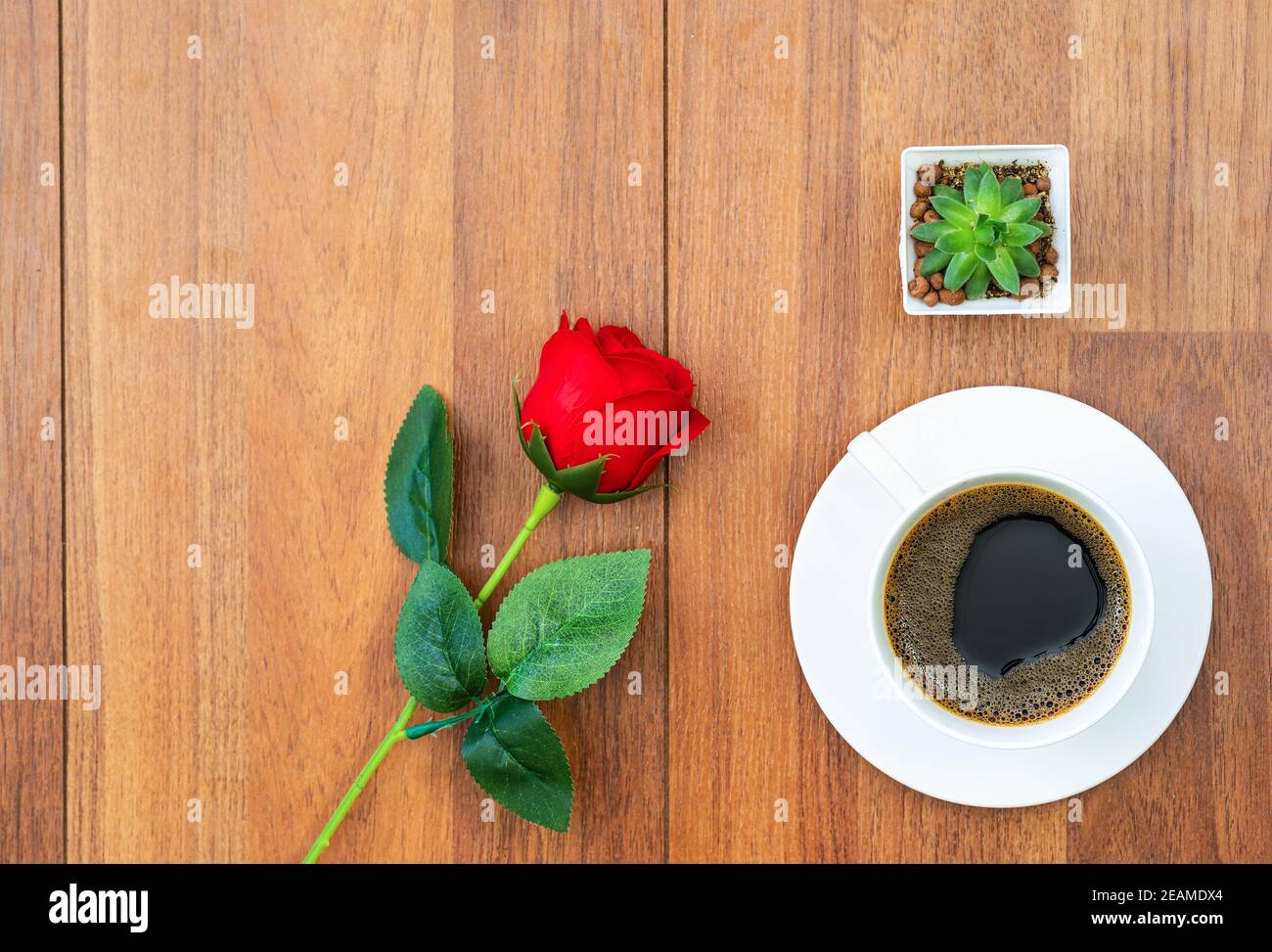 Weiße Tasse Kaffee und rote Rose valentine Konzept Stockfoto